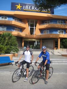 Undertecknad (Martin) och Daniel utanför hotellet