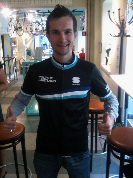 I Tour of Jämtland-jerseyn på Bianchi-cafét